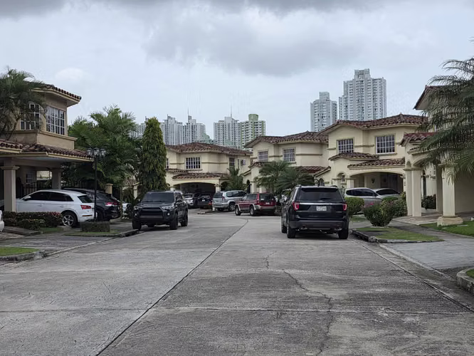 SUPER GANGA CASA 3R2.5B2P EN BARRIADA EN CONDADO USD 350000