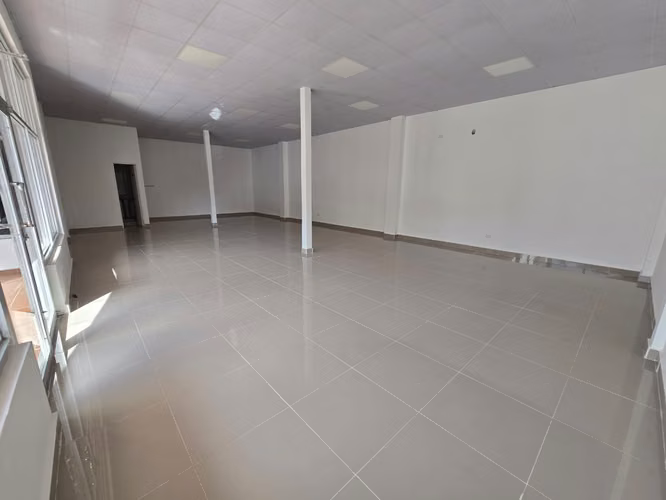 ALQUILER DE AMPLIO LOCAL DE 108.75 M2 EN ALBROOK AQ