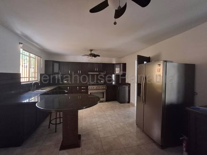 Casa en venta en Paseo Dorado Condado del Rey
