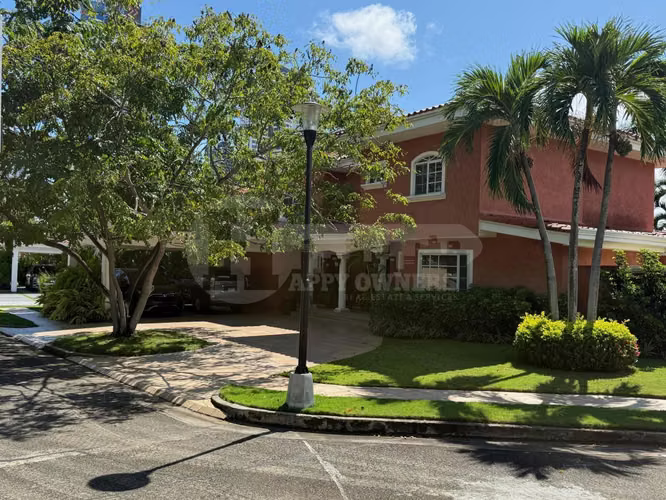 Venta de casa en Residencial Costa Serena | Costa del Este. E.L