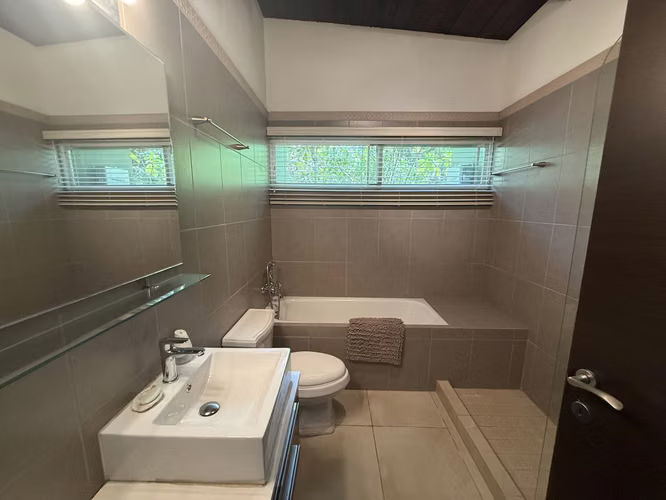Casa Encantadora a la Orilla del Lago en Venta en Cerro Azul