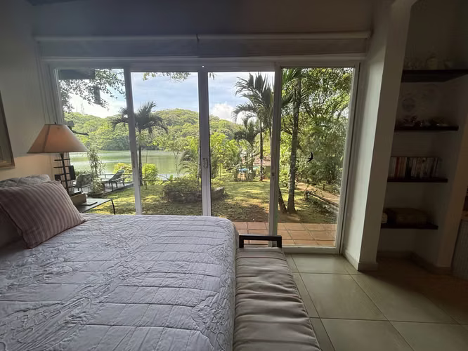 Casa Encantadora a la Orilla del Lago en Venta en Cerro Azul