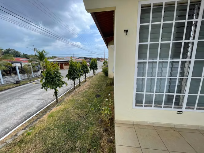 VENTA DE CASA ESQUINA EN BRISAS DEL GOLF