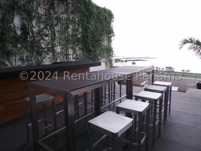 Alquilo Apartamento en Avenida Balboa LC26-155