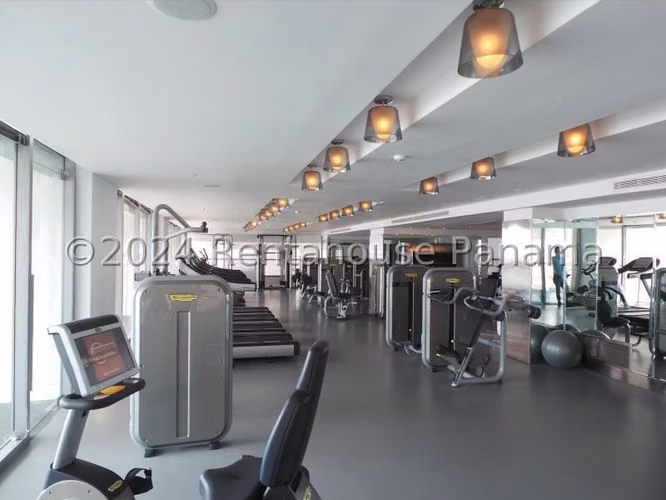 Alquilo Apartamento en Avenida Balboa LC26-155