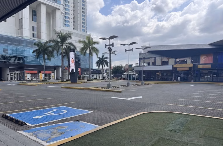 OPORTUNIDAD DE INVERSIÓ/PLAZA COMERCIAL EN VENTA