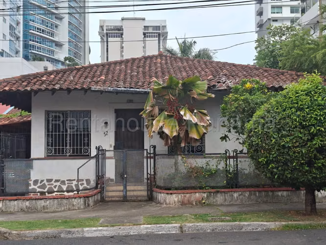 Se Alquila Casa a pasos de Av Balboa DPA27-458