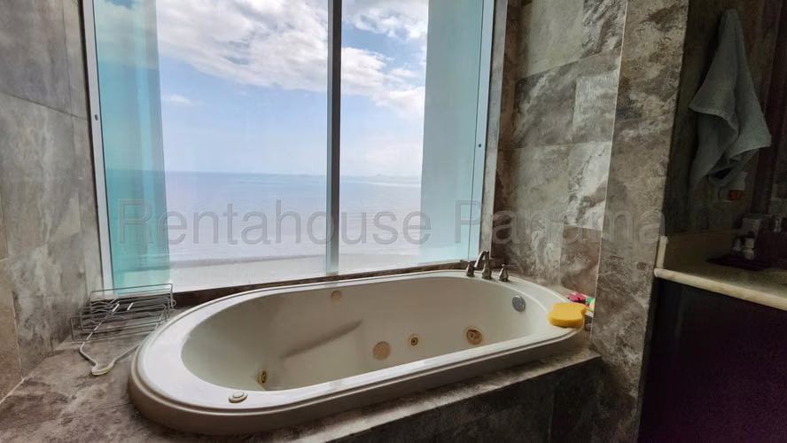 Se Vende Apartamento en Costa del Este MDV27-761