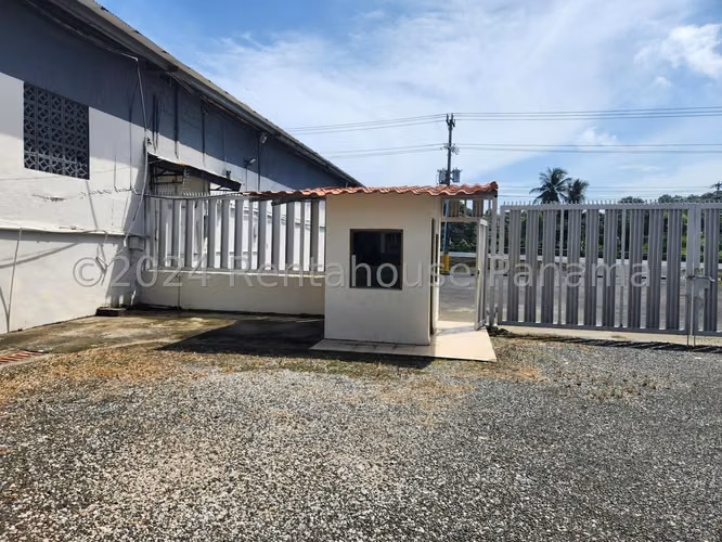 ALQUILO Galera en Colon 1200m2.