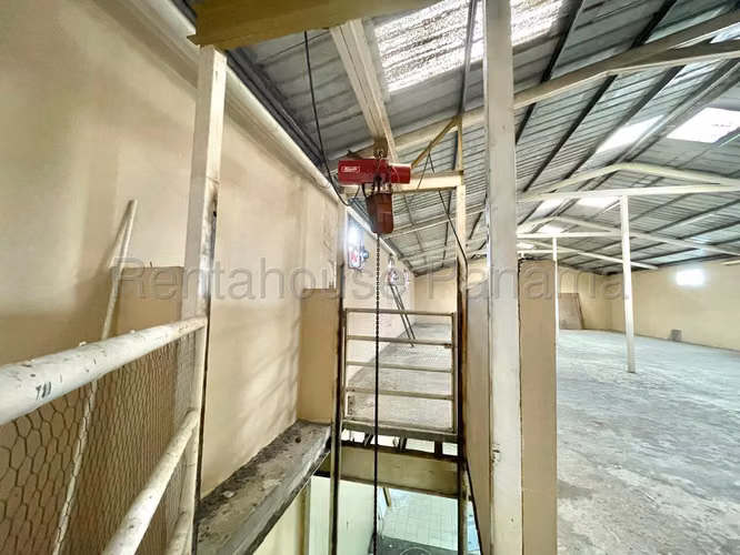 VENDO Galera en Parque Lefevre 1584m2