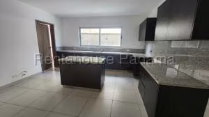 Venta de Casa con 353m2 en Altos de Panama PH Altos del Parque 27-620SR