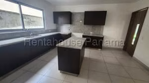 Venta de Casa con 353m2 en Altos de Panama PH Altos del Parque 27-620SR