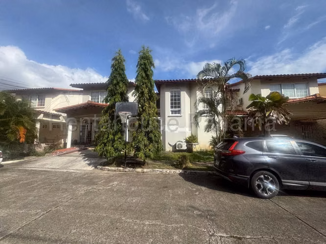 ALQUILER Casa de 300m2 en Brisas del Golf AMD