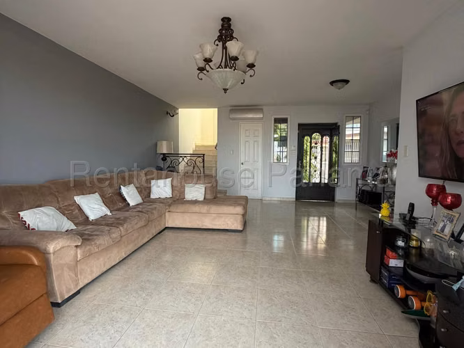 ALQUILER Casa de 300m2 en Brisas del Golf AMD