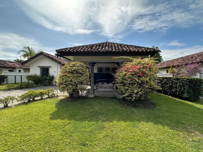 Casa con grande terreno en Buenaventura