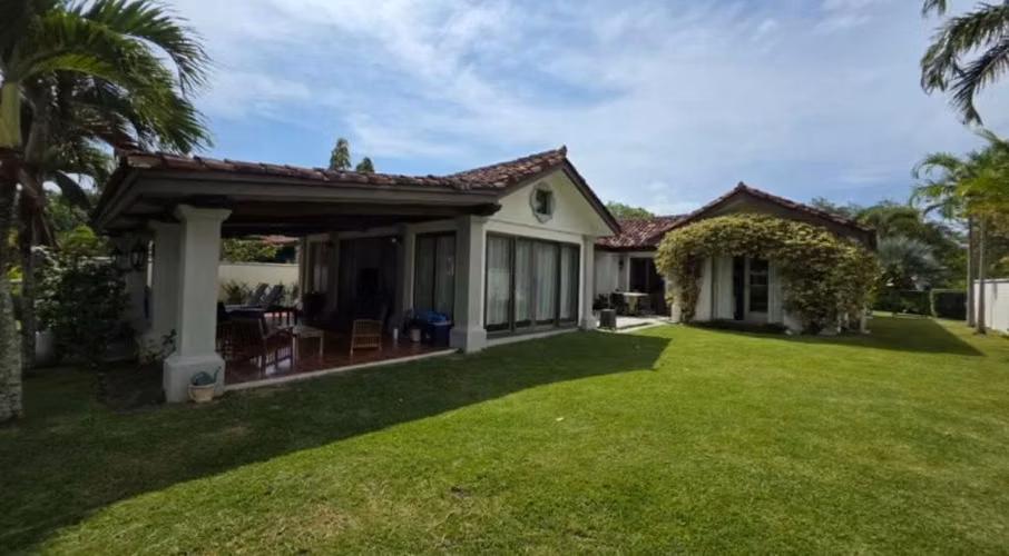 Casa con grande terreno en Buenaventura