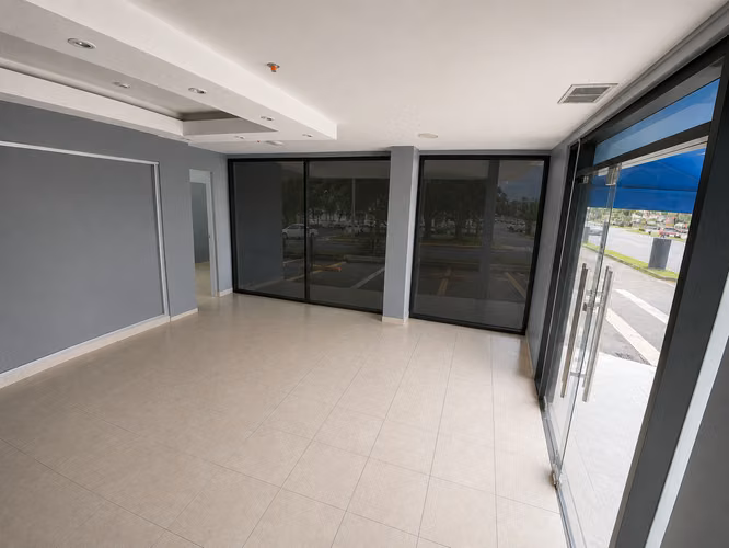 Local Comercial Esquinero en Alquiler | Planta Baja | Máxima Visibilidad sobre Vía Principal