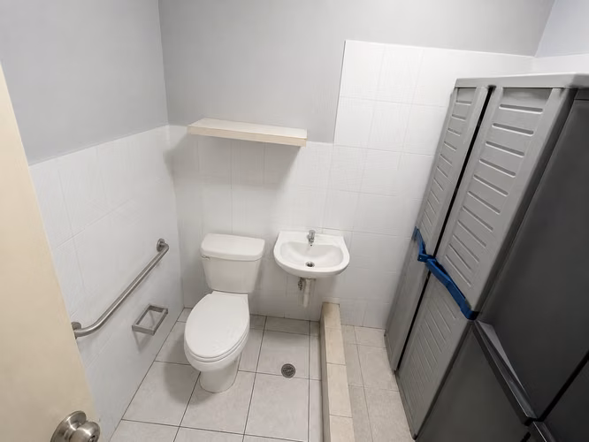 Local Comercial Esquinero en Alquiler | Planta Baja | Máxima Visibilidad sobre Vía Principal