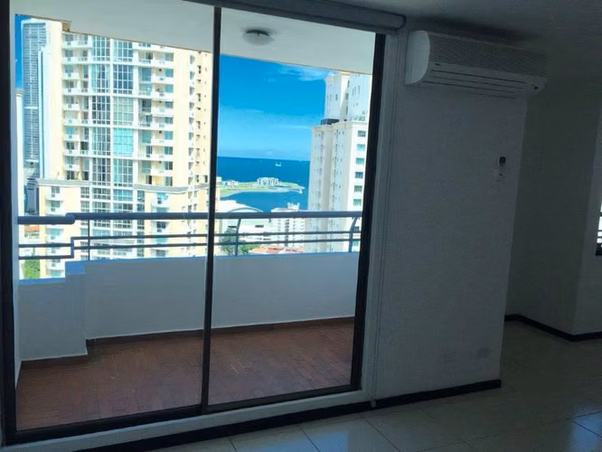 Apartamento en Punta Pacifica I con balcón y vista parcial al mar