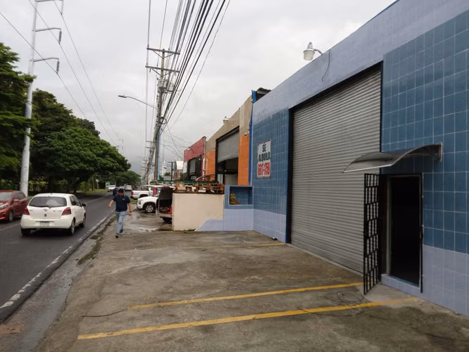SE ALQUILA GALERA SOBRE VIA PRINCIPAL PARQUE LEFEVRE