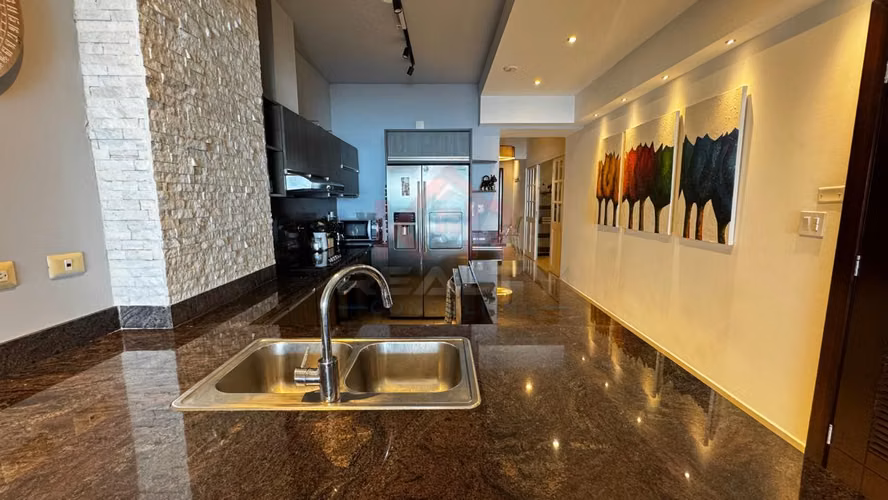 ALQUILER DE APARTAMENTO AMOBLADO EN AVENIDA BALBOA, P.H. RIVAGE, PISO ALTO