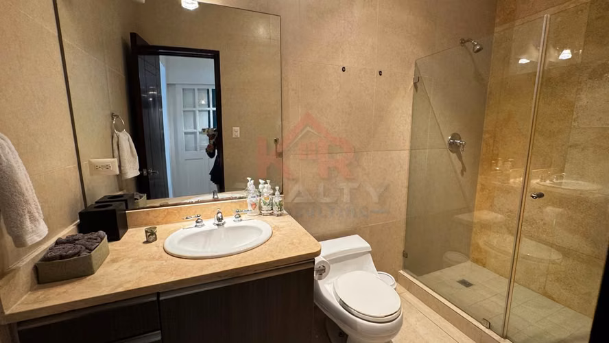 ALQUILER DE APARTAMENTO AMOBLADO EN AVENIDA BALBOA, P.H. RIVAGE, PISO ALTO