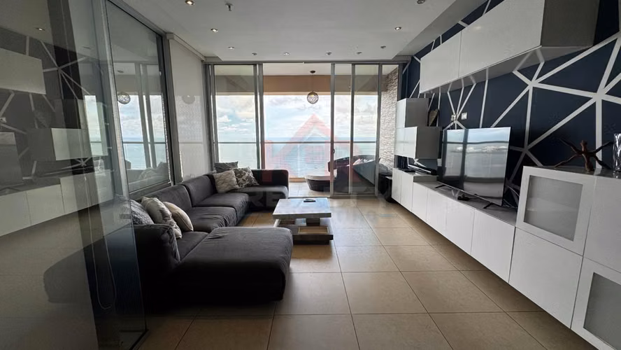 ALQUILER DE APARTAMENTO AMOBLADO EN AVENIDA BALBOA, P.H. RIVAGE, PISO ALTO