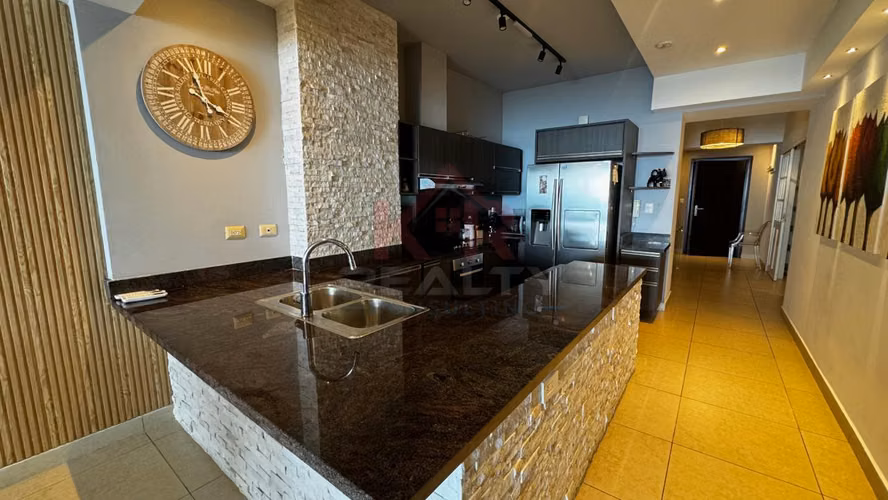 ALQUILER DE APARTAMENTO AMOBLADO EN AVENIDA BALBOA, P.H. RIVAGE, PISO ALTO