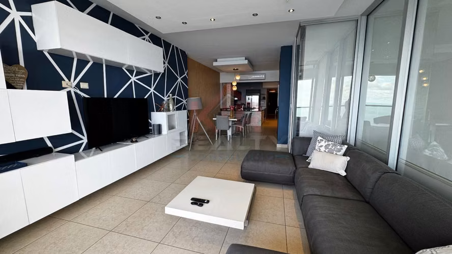 ALQUILER DE APARTAMENTO AMOBLADO EN AVENIDA BALBOA, P.H. RIVAGE, PISO ALTO