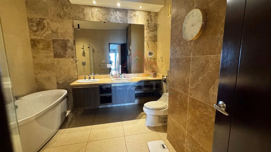 ALQUILER DE APARTAMENTO AMOBLADO EN AVENIDA BALBOA, P.H. RIVAGE, PISO ALTO