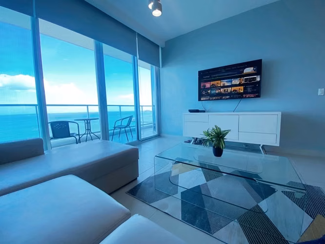 Alquiler en PH Destiny: Amoblado, con Piscina Rooftop y Gym – $1,400/mes