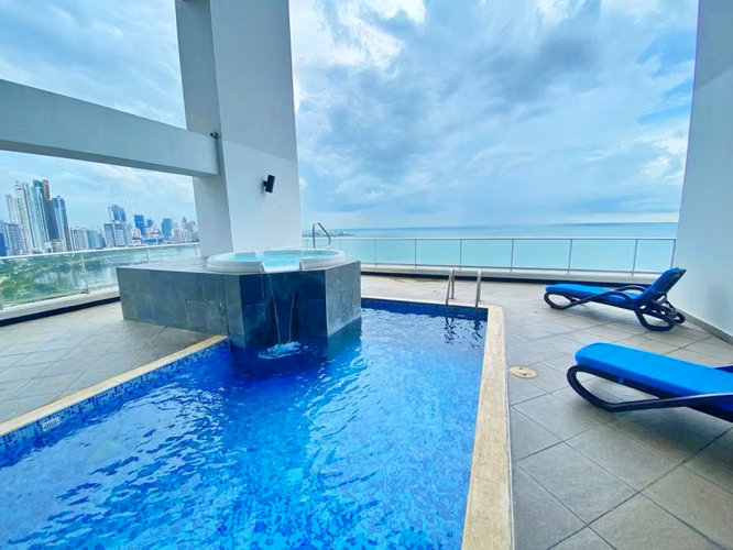Alquiler en PH Destiny: Amoblado, con Piscina Rooftop y Gym – $1,400/mes