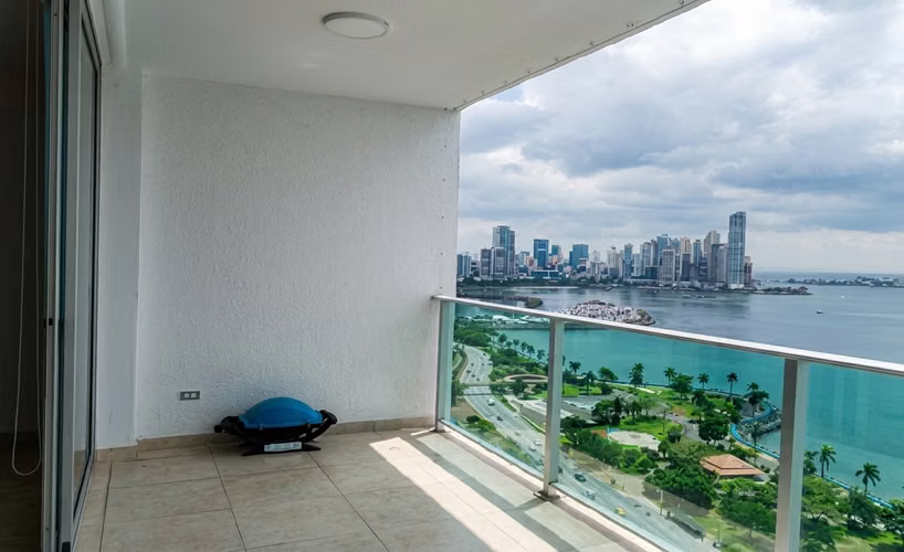 Apartamento en Avenida Balboa  | con balcón y vista al mar
