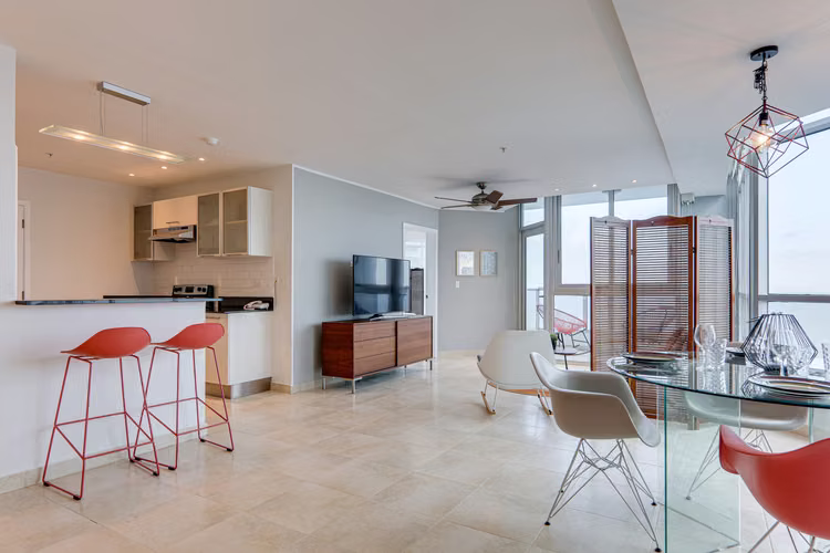 PH Riverside, Costa del Este - Se vende apartamento en piso alto con vista al mar