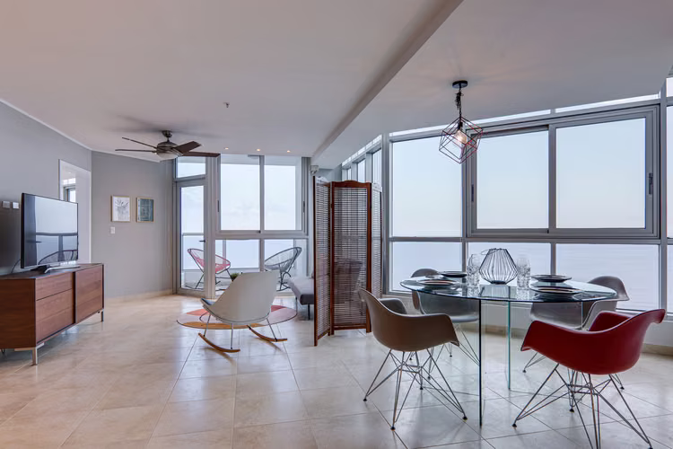 PH Riverside, Costa del Este - Se vende apartamento en piso alto con vista al mar