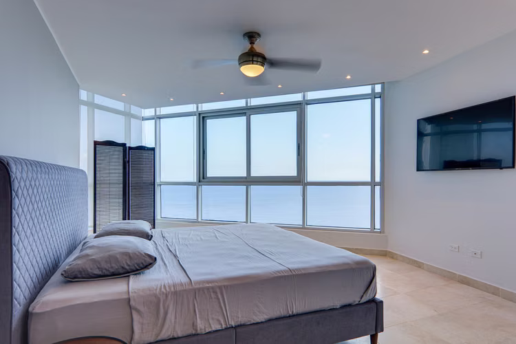 PH Riverside, Costa del Este - Se vende apartamento en piso alto con vista al mar