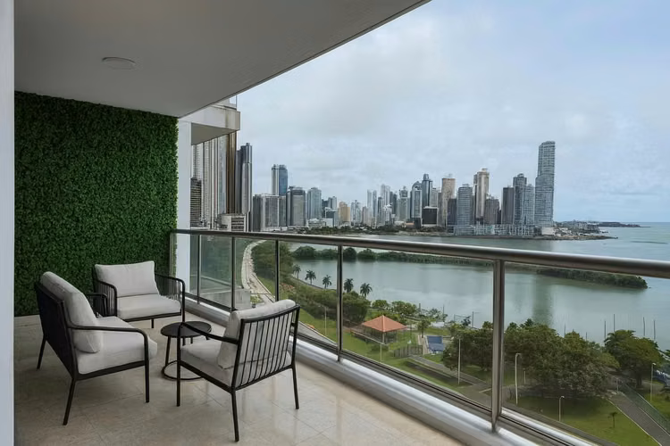 * Apartamento en Avenida Balboa I amoblado I 3 Rec I con balcón y vista al mar