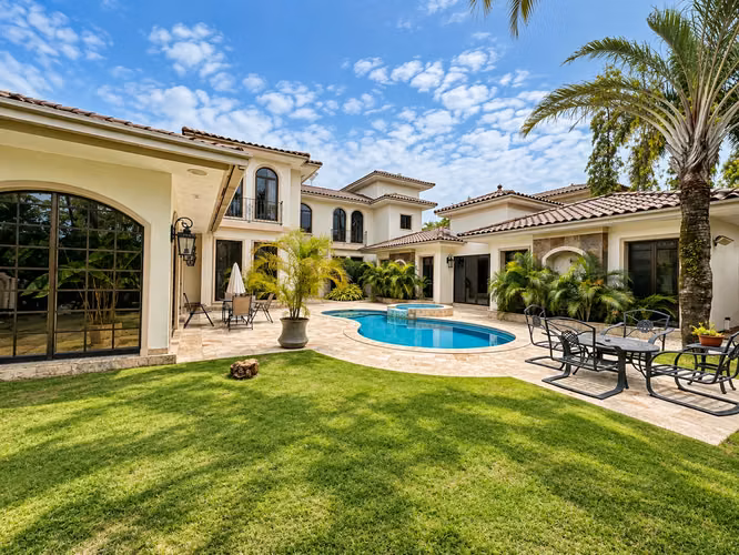 CASA EN COSTA DEL ESTE MANSION 1337M2 CON PISICNA BALMORAL