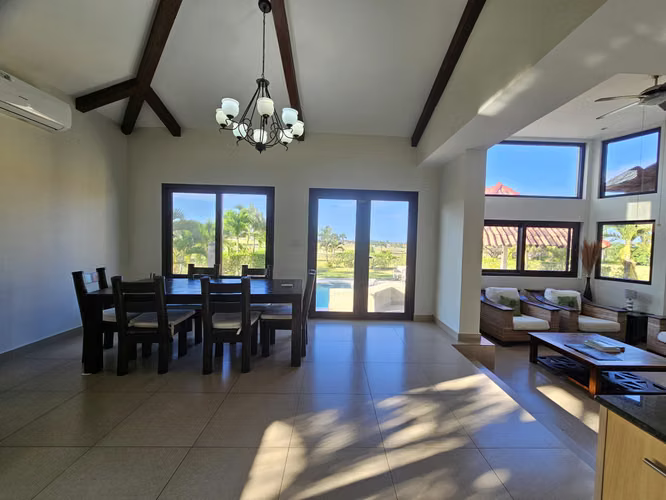 Casa con Vista al Mar en Comunidad Privada – Pedasí