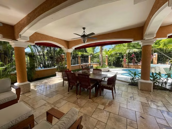 VENTA CASA EN CLAYTON 450 M2 CON PISCINA CLAYTON VILLAGE