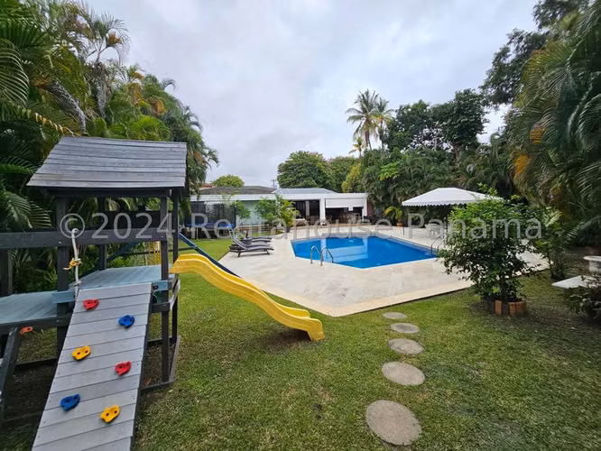 Casa con piscina en Altos de Golf Panama 26EPP2485