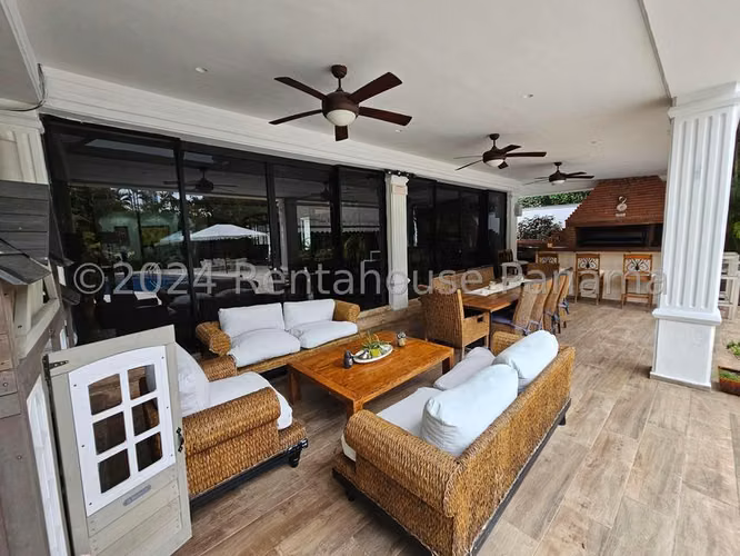 Casa con piscina en Altos de Golf Panama 26EPP2485