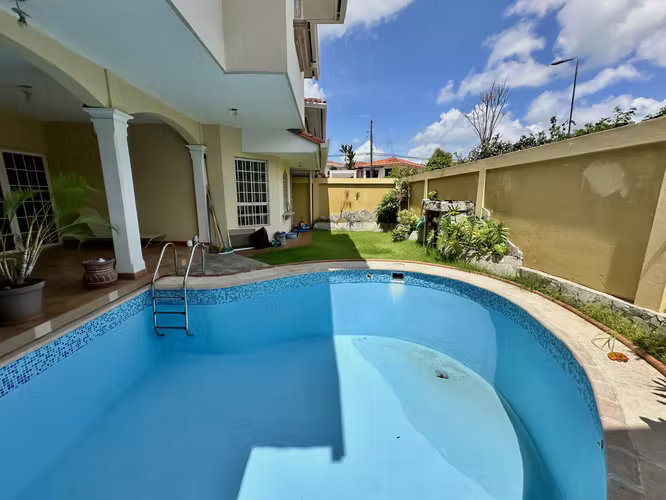 Se vende casa en Altos de Panama con patio y piscina