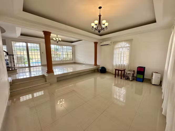 Se vende casa en Altos de Panama con patio y piscina