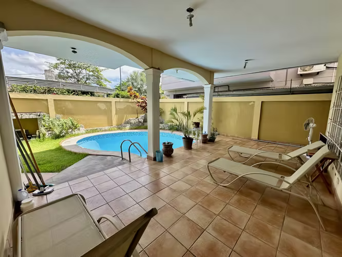 Se vende casa en Altos de Panama con patio y piscina