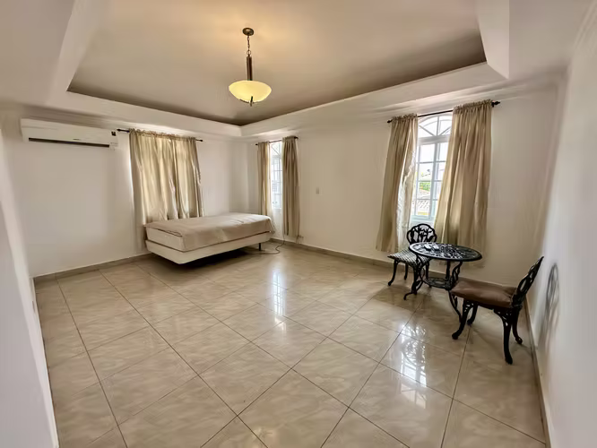 Se vende casa en Altos de Panama con patio y piscina