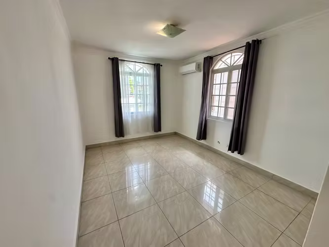 Se vende casa en Altos de Panama con patio y piscina