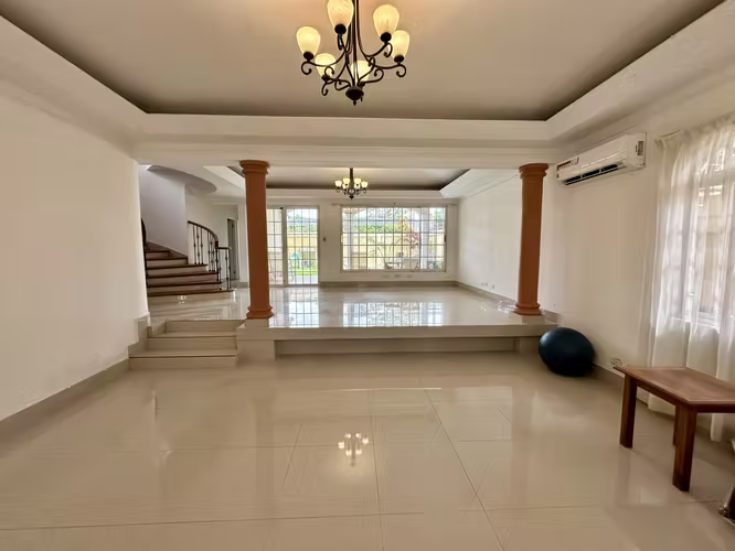 Se vende casa en Altos de Panama con patio y piscina