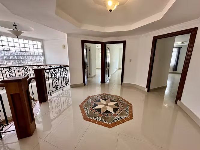 Se vende casa en Altos de Panama con patio y piscina