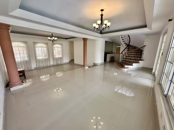 Se vende casa en Altos de Panama con patio y piscina
